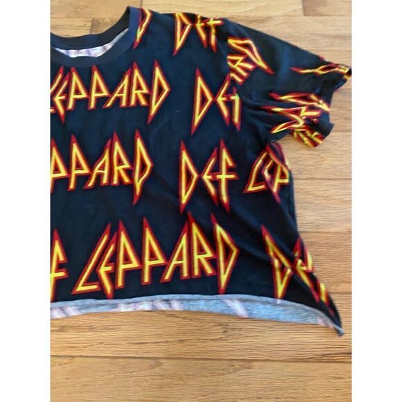 Def Leppard Women's Cropped cotton T-Shirt With Bold Graphic Print size XL - Picture 4 of 9